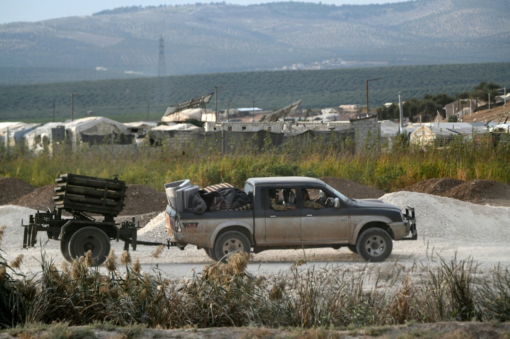 مقاتلون في هيئة تحرير الشام الجهادية يتقدمون نحو بلدة جندريس في منطقة عفرين شمال محافظة حلب في 12 تشرين الاول/اكتوبر 2022 (ا ف ب)