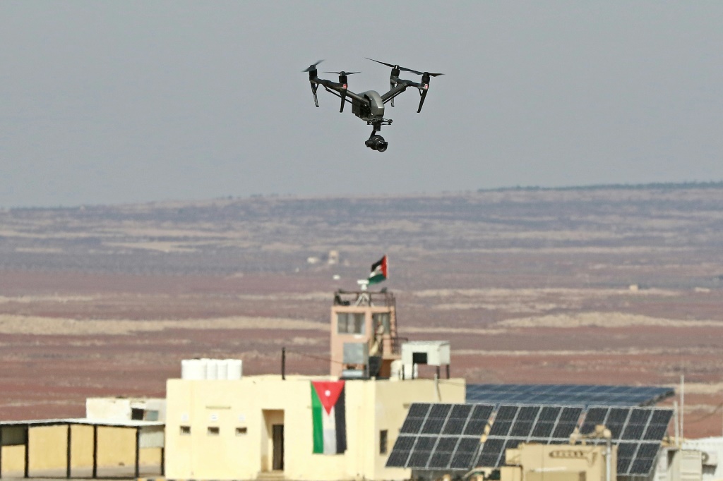    صورة لطائرة مسيرة تحلّق فوق مركز مراقبة على الحدود الأردنية السورية في 17 شباط/فبراير 2022 التقطت خلال جولة نظمها الجيش الأردني لوسائل الإعلام (ا ف ب)