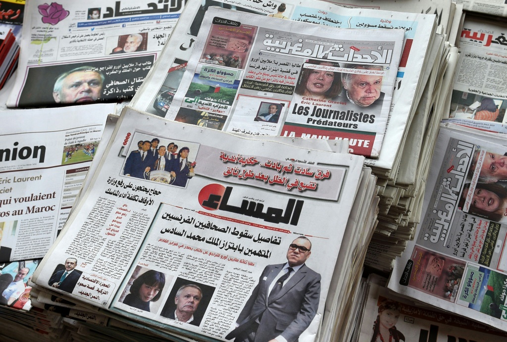 صورة التُقطت في 29 آب/أغسطس 2015 في الرباط تُظهر الصفحات الأولى من صحف بالعربية عليها صور الصحافيين الفرنسيين إريك لوران وكاترين غراسييه المتهمين بابتزاز الملك محمد السادس (ا ف ب)