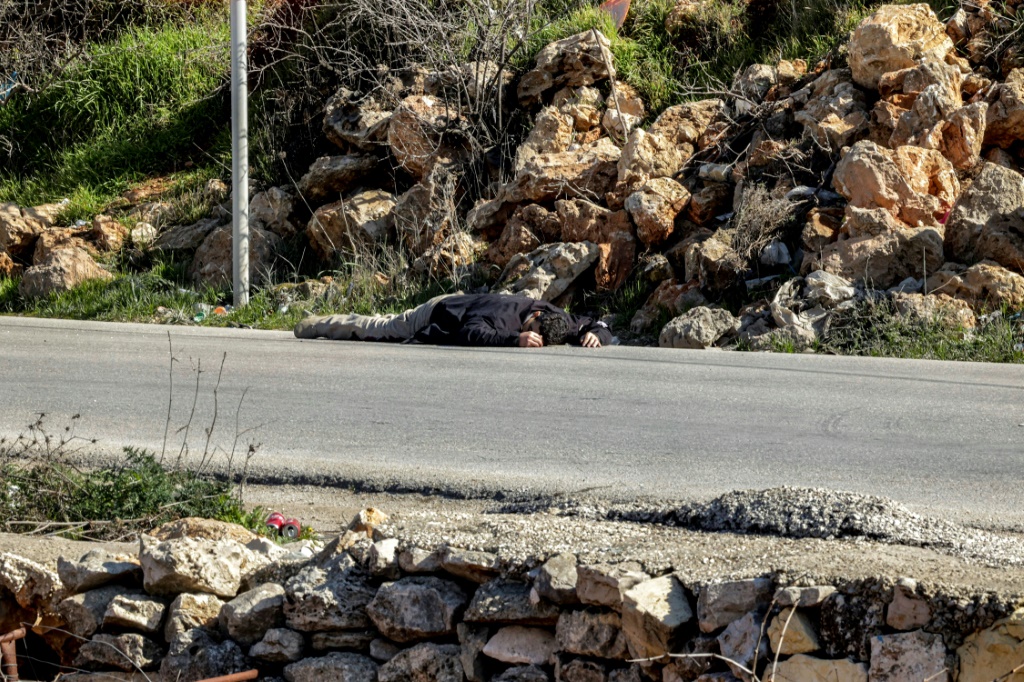&nbsp;  جثة الفلسطيني حمدي أبو دية الذي قتله الجيش الإسرائيلي بعد أن اطلق النار صوب جنوده في حلحول في الضفة الغربية، وفق بيان للجيش، في 17 كانون الثاني/يناير 2023 (ا ف ب)
