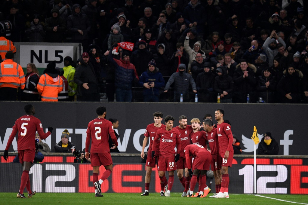 احتفل لاعب ليفربول هارفي إليوت مع زملائه بعد تسجيله الهدف الافتتاحي لفريقه خلال مباراة الدور الثالث لكأس انكلترا لكرة القدم بين ولفرهامبتون وليفربول في ملعب مولينو في 17 كانون الثاني/يناير 2023 (ا ف ب)