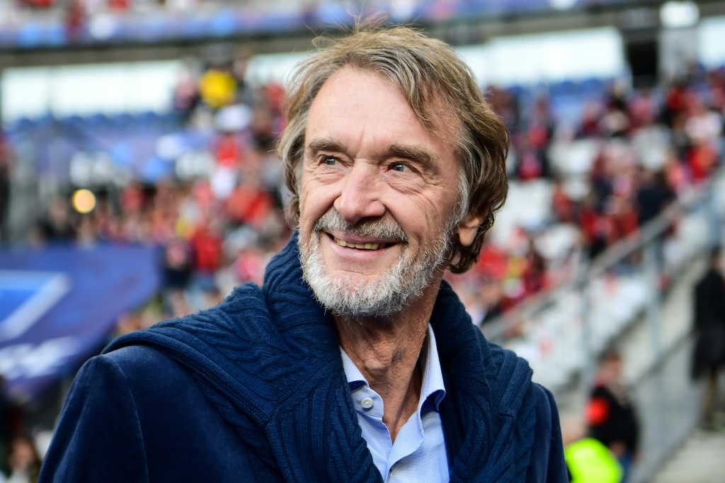 الملياردير البريطاني جيم راتكليف، 7 آيار/مايو 2022، في ملعب ستاد دو فرانس، قبل نهائي كأس فرنسا بين نيس، التي يملكها، ونانت (ا ف ب)