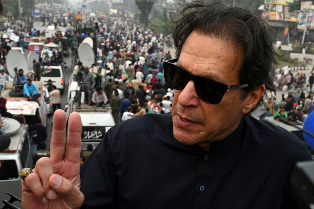 رئيس الوزراء الباكستاني السابق عمران خان خلال مسيرة مناهضة للحكومة في 1 تشرين الثاني/نوفمبر 2022 في غوجرانوالا. (ا ف ب)