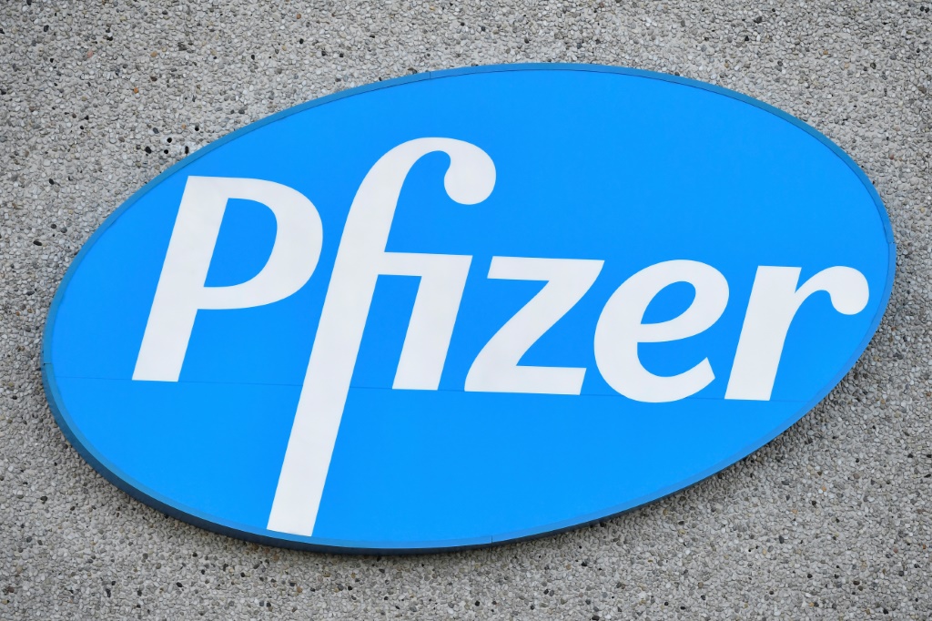 شعار شركة فايزر في 22 كانون الأول/ديسمبر 2020 في بلجيكا (ا ف ب)