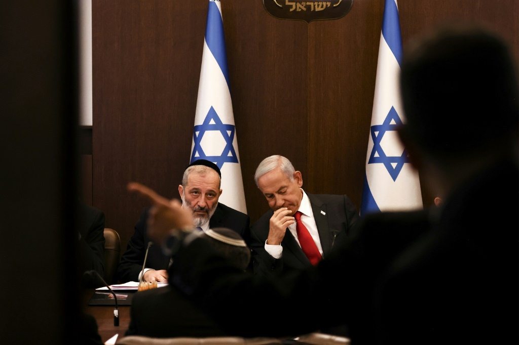    رئيس الوزراء الإسرائيلي بنيامين نتانياهو ووزير الداخلية والصحة أرييه درعي خلال اجتماع لمجلس الوزراء في الثامن من كانون الثاني/يناير 2023 (أ ف ب)