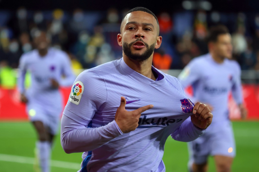 مهاجم برشلونة الهولندي ممفيس ديباي محتفلا بتسجيله الهدف الثاني لفريقه في مرمى فياريال في الدوري الاسباني. 27 تشرين الثاني/نوفمبر 2021 (ا ف ب)