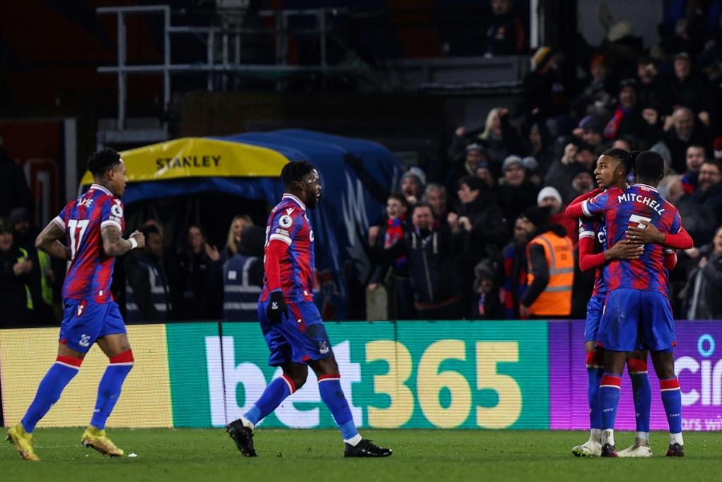 لاعبو كريستال بالاس يحتفلون بهدف التعادل في مرمى مانشستر يونايتد 1-1 في مباراة مؤجلة من الدوري الانكليزي في 18 كانون الثاني/يناير 2022 (ا ف ب)