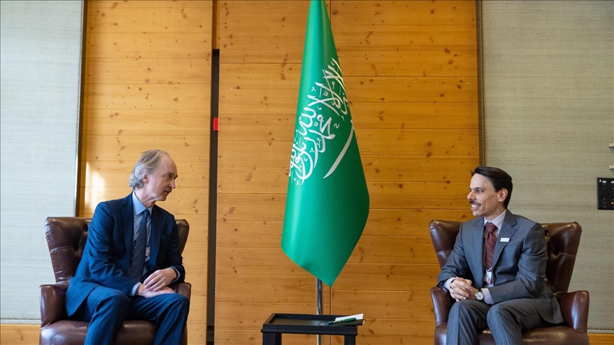 جانب من اللقاء بين وزير الخارجية السعودي الأمير فيصل بن فرحان و المبعوث الأممي لسوريا غير بيدرسون (الاناضول)