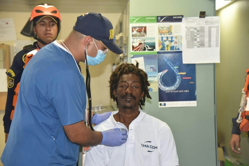 صورة نشرتها البحرية الكولومبية في 18 كانون الثاني/يناير 2023 تظهر إلفيس فرنسوا وهو يخضع لفحوصات طبية بعد إنقاذه من البحر الكاريبي في كولومبيا (ا ف ب)