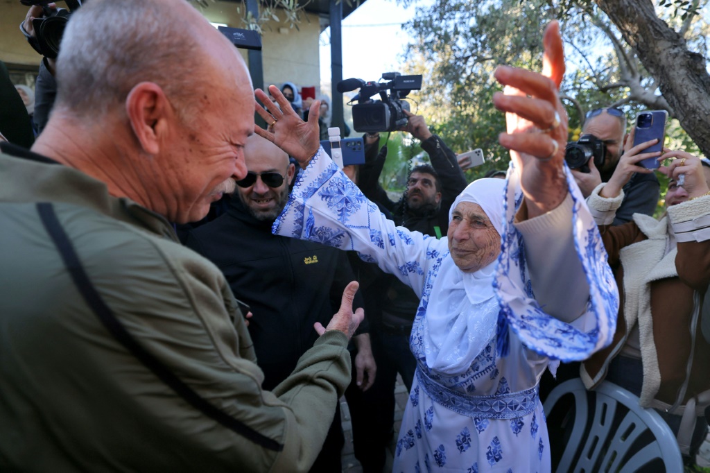 والدته وأصدقائه وأقاربه في استقبال ماهر يونس بعد إطلاق سراحه بعد 40 عامًا في سجن إسرائيلي بتهمة اختطاف وقتل جندي إسرائيلي (ا ف ب)