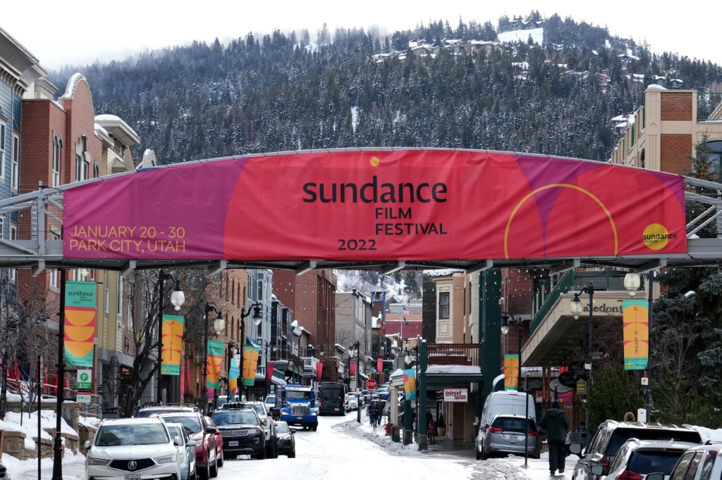 لافتة عن مهرجان صندانس السينمائي في بارك سيتي في يوتاه الأميركية بتاريخ السادس من كانون الثاني/يناير 2022 (ا ف ب)