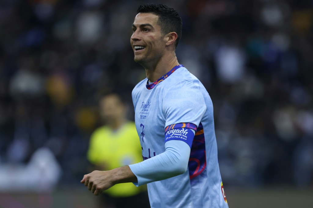 النجم البرتغالي كريستيانو رونالدو خلال مباراة نجوم النصر والهلال السعوديين ضد باريس سان جرمان الفرنسي (ا ف ب)