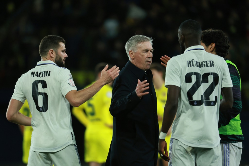 مدرب ريال مدريد الإيطالي كارلو أنشيلوتي (وسط) يحيي لاعبيه بعد العودة المذهلة أمام فياريال في ثمن نهائي الكأس على ملعب استاديو دي لا سيراميكا في 19 كانون الثاني/يناير 2023 (ا ف ب)