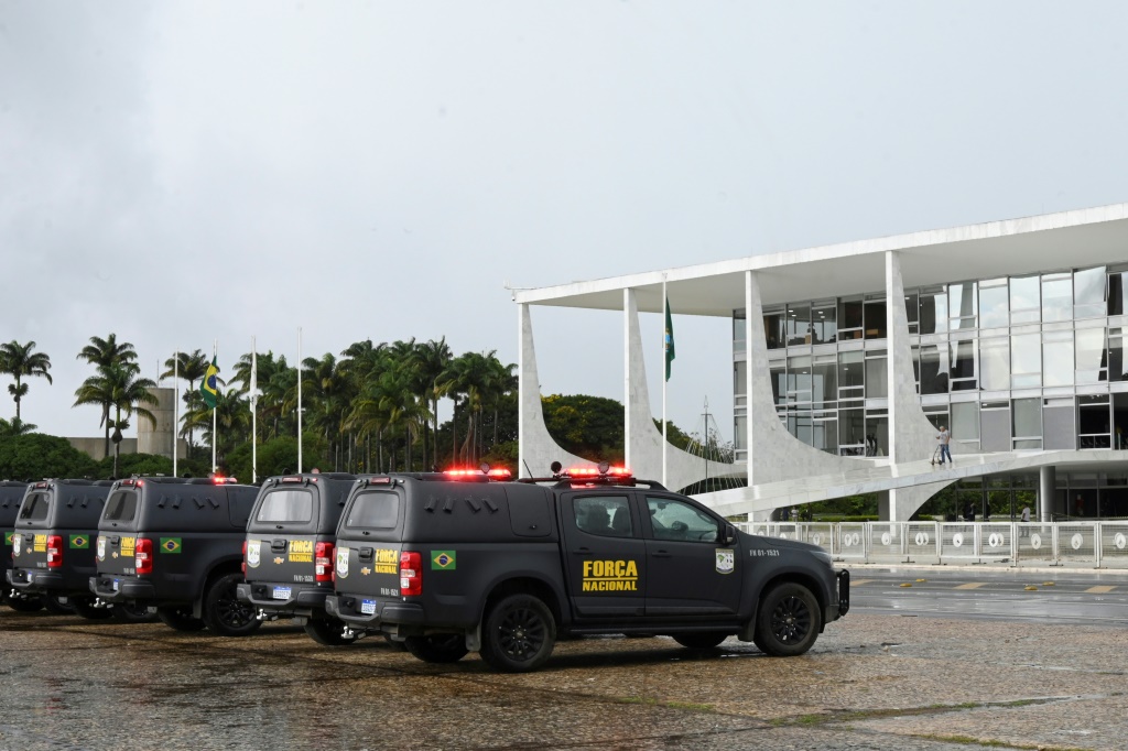 عناصر من قوات الأمن ومركباتهم خارج قصر بلانالتو الرئاسي في برازيليا في 11 كانون الثاني/يناير 2023 (ا ف ب)