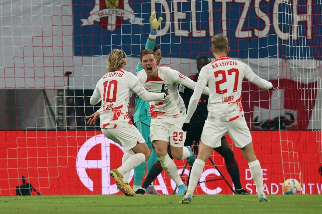 لاعبو لايبزيغ يحتفلون بهدف مارسيل هالستينبيرغ في مرمى بايرن ميونيخ ضمن منافسات الدوري الالماني لكرة القدم في 20 كانون الثاني/يناير 2023 (ا ف ب)