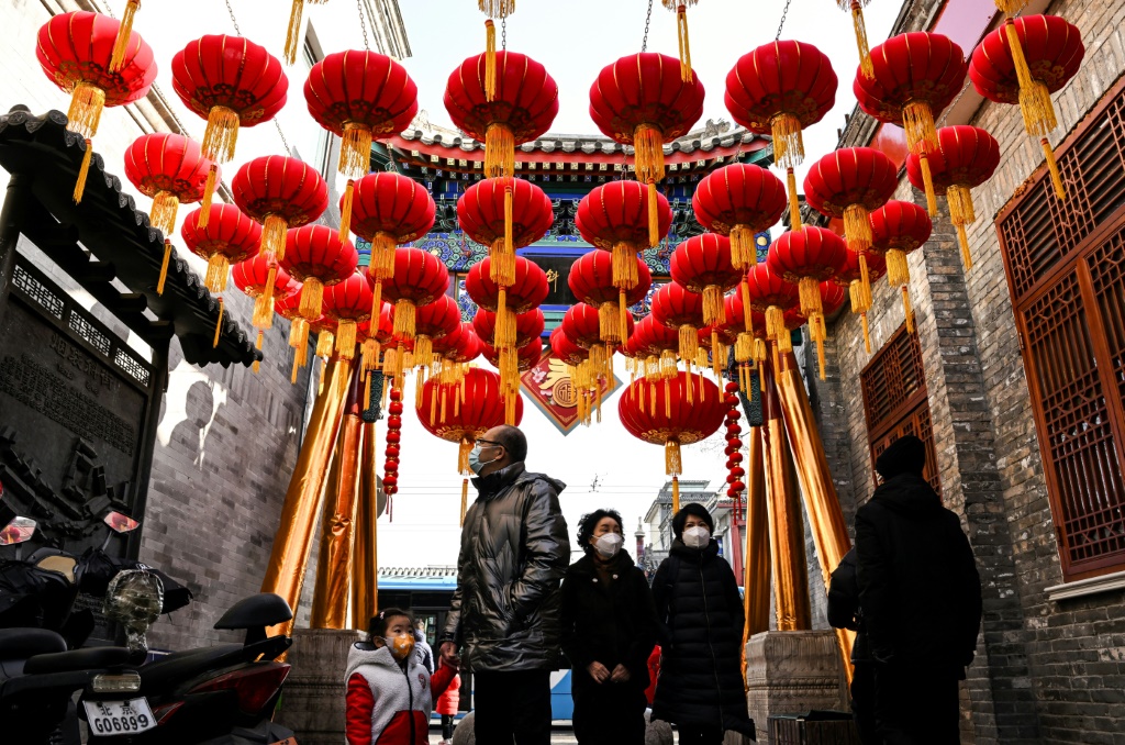    صورة مؤرخة في 21 كانون الثاني/يناير 2023 تظهر زينة العام القمري الجديد في بكين (ا ف ب)