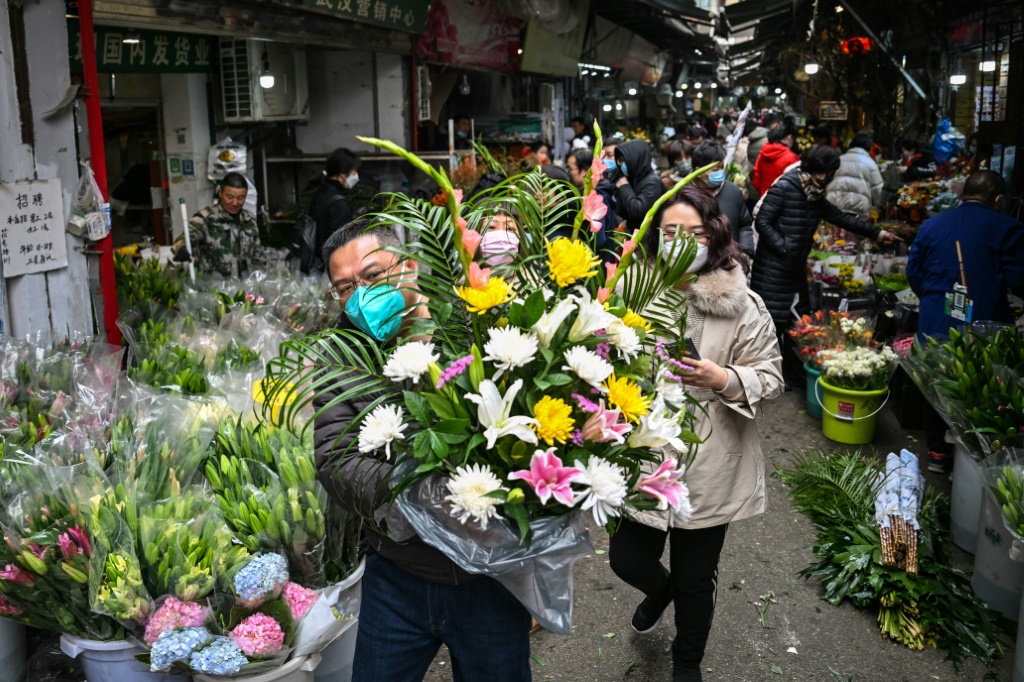 سوق الأزهار في مدينة ووهان الصينية على مشارف العام القمري الجديد في 21 كانون الثاني/يناير 2023 (ا ف ب)