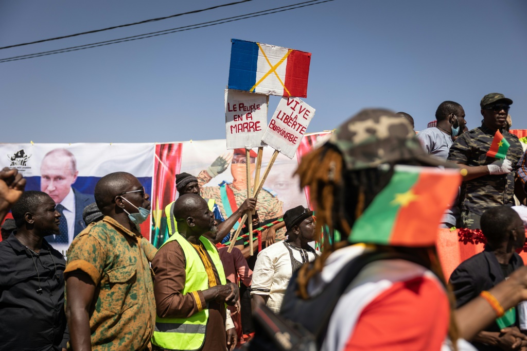 صورة مؤرخة في 20 كانون الثاني/يناير 2023 لمتظاهرين في واغادوغو يطالبون بمغادرة القوات الفرنسية بوركينا فاسو (ا ف ب)