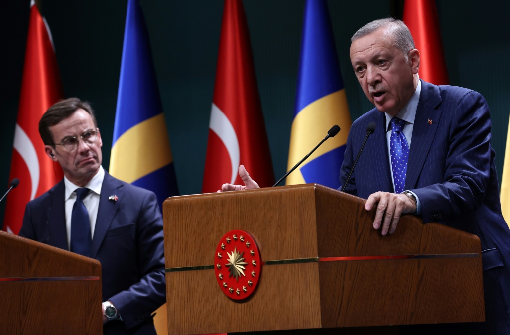 الرئيس التركي رجب طيب أردوغان (إلى اليمين) ورئيس الوزراء السويدي أولف كريسترسون (إلى اليسار) خلال مؤتمر صحفي عقب اجتماعهما في القصر الرئاسي في أنقرة في 8 تشرين الثاني/نوفمبر 2022 (ا ف ب)   