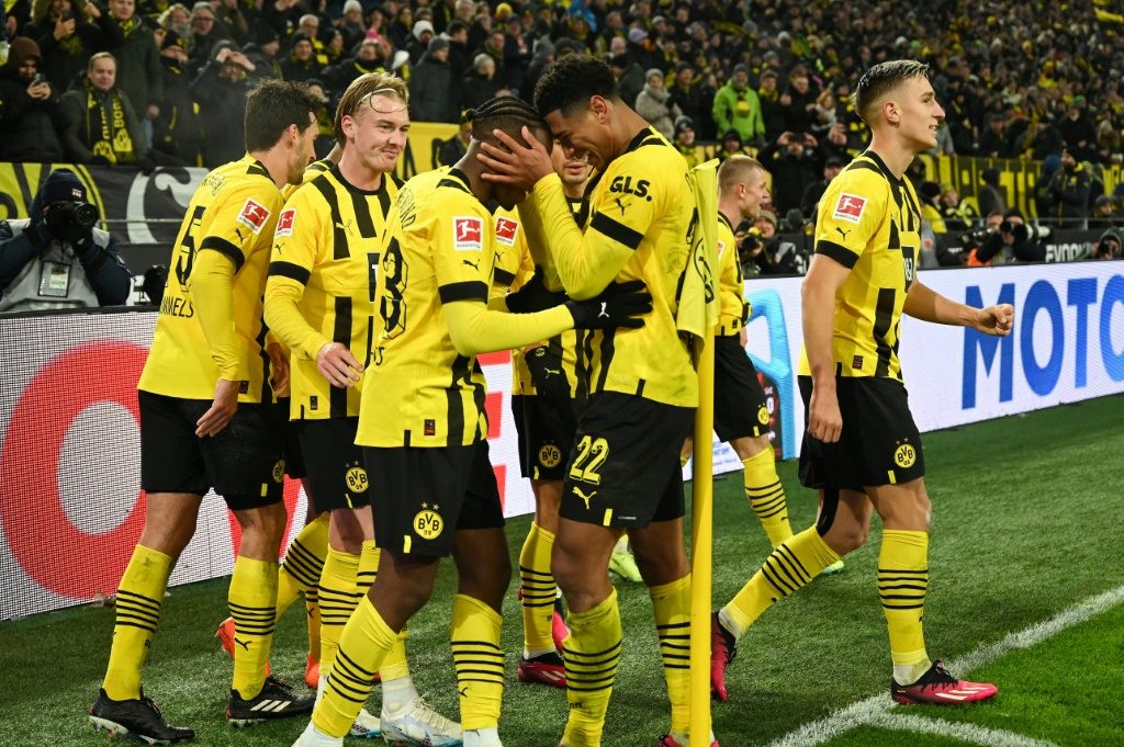 لاعبو بوروسيا دورتموند يحتفلون بهدف الفوز في مرمى أوغسبورغ (4-3) في الدوري الألماني في 22 كانون الثاني/يناير 2023 (ا ف ب)