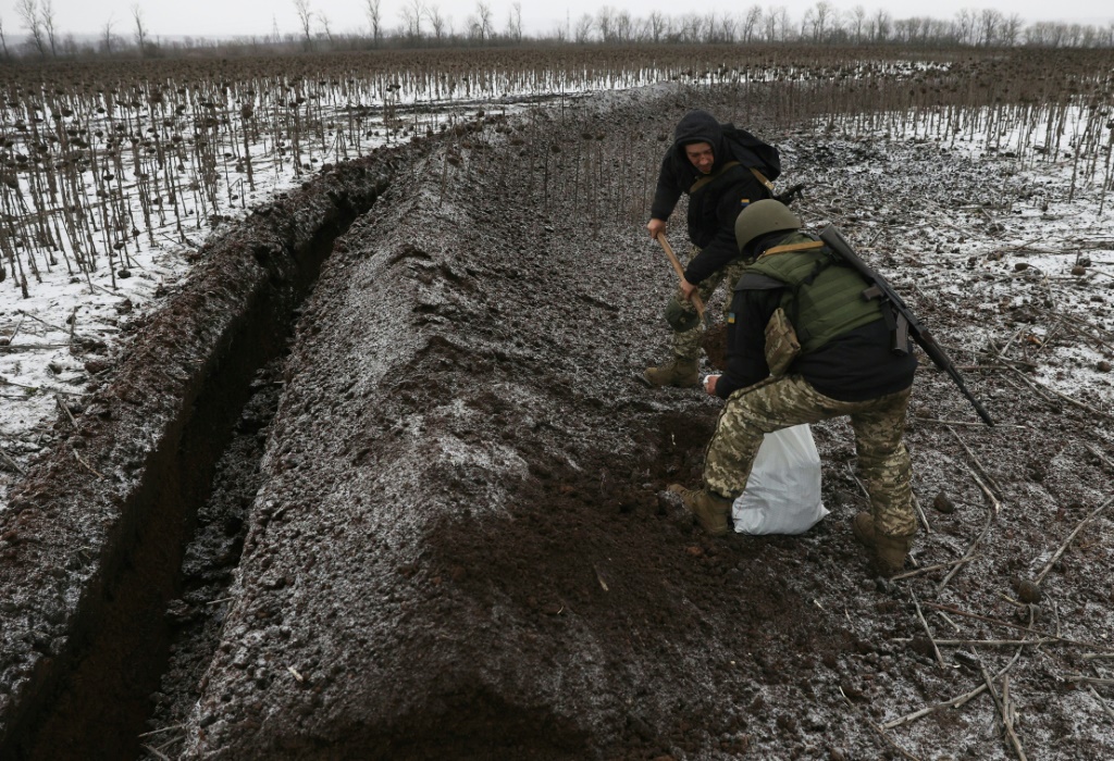 جنود أوكرانيون يجهزون خنادق قرب سوليدار بمنطقة دونيتسك في أوكرانيا في 14 كانون الثاني/يناير 2023 (ا ف ب)