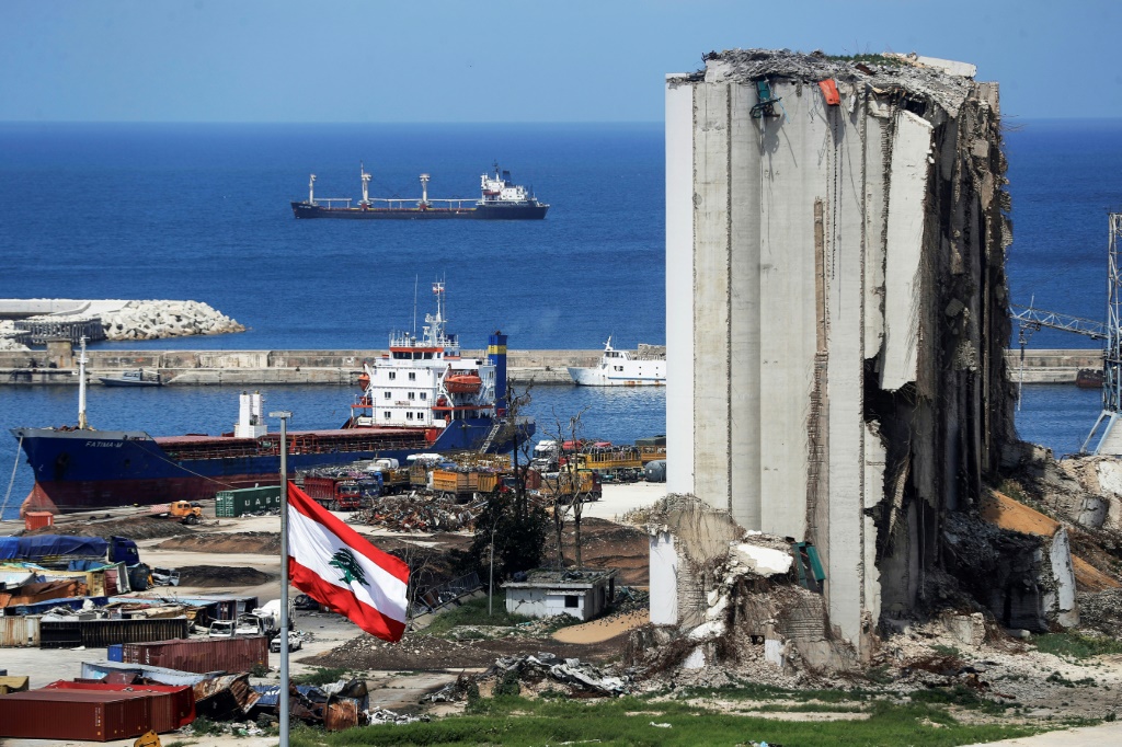    جانب من مرفأ بيروت المدمّر جراء انفجار الرابع من آب/أغسطس 2020 في صورة التُقطت في 9 نيسان/أبريل 2021 (ا ف ب)