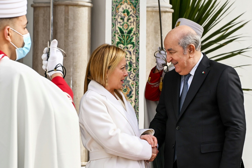التقى الرئيس الجزائري عبد المجيد تبون برئيسة الوزراء الإيطالية جورجا ملوني يوم الإثنين في العاصمة الجزائر (ا ف ب)