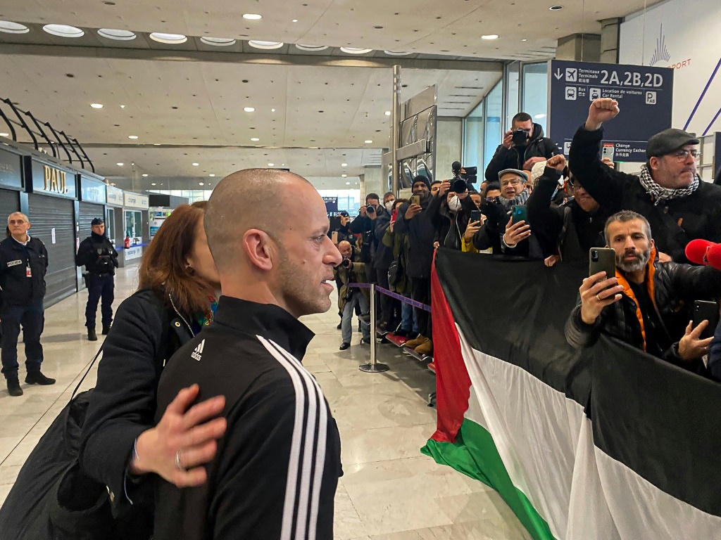 المحامي الفرنسي الفلسطيني صلاح الحموري عند وصوله إلى مطار رواسي بالقرب من باريس في 18 كانون الأول/ديسمبر 2022 (ا ف ب)
