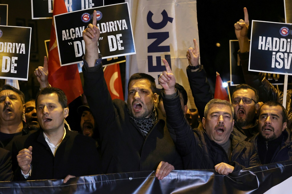 محتجون يتظاهرون أمام سفارة السويد في أنقرة في 21 كانون الثاني/يناير 2023 بعد تنديد تركيا بالسماح لسياسي سويدي دنماركي يميني متطرف بالتظاهر أمام سفارة تركيا في العاصمة السويدية (ا ف ب)