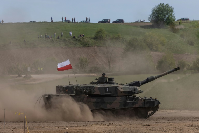 صورة التُقطت في 19 أيار/مايو 2022 تُظهر دبابة ليوبارد بولندية في نوفوغرود في بولندا (أ ف ب)
