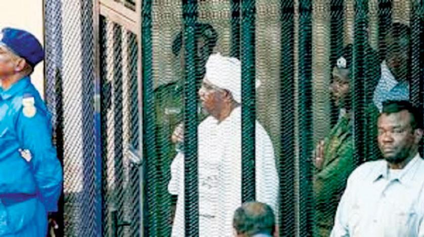 البشير خلال إحدى جلسات محاكمته (وكالة الأنباء السودانية «سونا»)