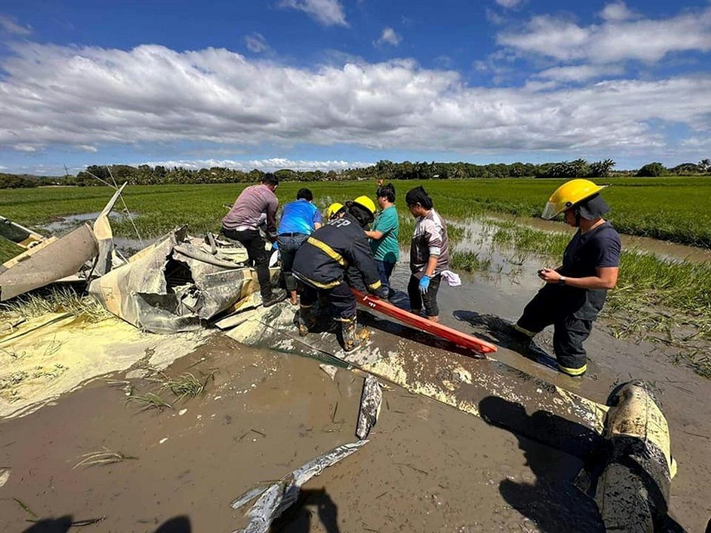 صورة وزّعها جهاز الإطفاء تظهر فريق إنقاذ ينتشل جثة من طائرة تحطمت في بلدة بيلار في الفيليبين في 25 كانون الثاني/يناير 2023 (ا ف ب)