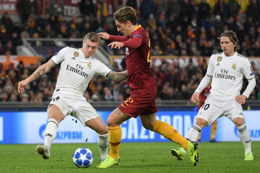 لاعب وسط روما الايطالي نيكولو زانيولو (وسط) يحاول مراوغة لاعبي ريال مدريد الاسباني الالماني طوني كروس (يسار) والكرواتي لوكا مودريتش (يمين) خلال مباراة في دوري ابطال اوروبا في تشرين الثاني/نوفمبر 2018. (ا ف ب)