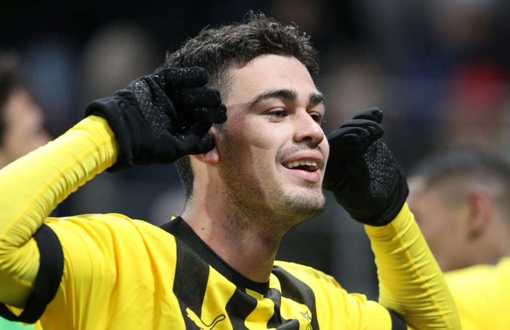 المهاجم الاميركي جيوفاني رينا يحتفل بهدفه في الوقت بدل الضائع لفريقه بوروسيا دورتموند ضد مضيفه ماينتس في الدوري الالماني لكرة القدم في 25 كانون الثاني/يناير 2023المهاجم الاميركي جيوفاني رينا يحتفل بهدفه في الوقت بدل الضائع لفريقه بوروسيا دورتموند ضد مضيفه ماينتس في الدوري الالماني لكرة القدم في 25 كانون الثاني/يناير 2023 (ا ف ب)