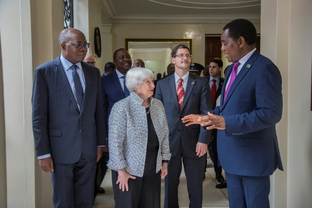 رئيس زامبيا هاكيندي هيشيليما (يمين) مستقبلا وزيرة الخزانة الأميركية جانيت يلين في لوساكا في 23 كانون الثاني/يناير 2023 (ا ف ب)