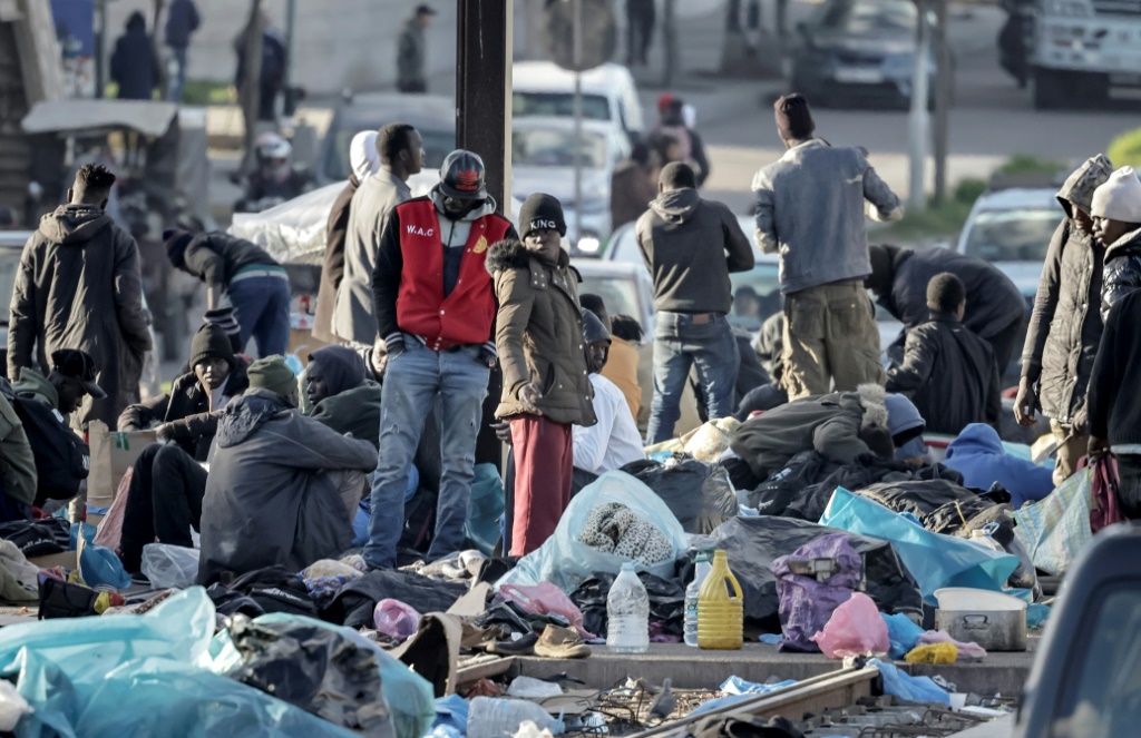    مهاجرون على رصيف قرب محطة المسافرين في الدار البيضاء في 19 كانون الثاني/يناير 2023 (أ ف ب)