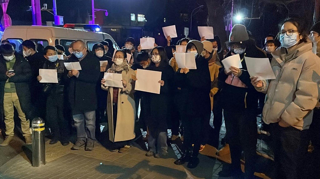 متظاهرون يتجمعون في أحد الشوارع خلال مسيرة لذوي ضحايا حريق مميت وكذلك احتجاجًا على قيود الصين الصحية الصارمة في بكين في 28 تشرين الثاني/نوفمبر 2022 (أ ف ب)   