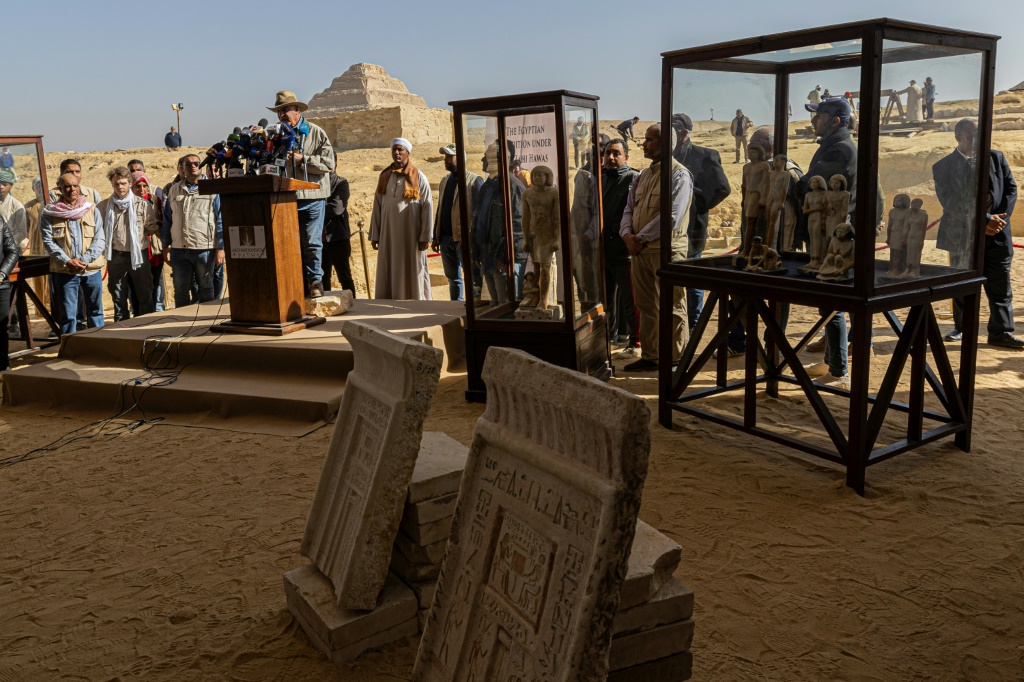 عالم الآثار المصري الشهير زاهي حواس يعقد مؤتمرا صحافيا في مقابر سقارة الأثرية في جنوب القاهرة في 26 كانون الثاني/يناير 2023 (ا ف ب)