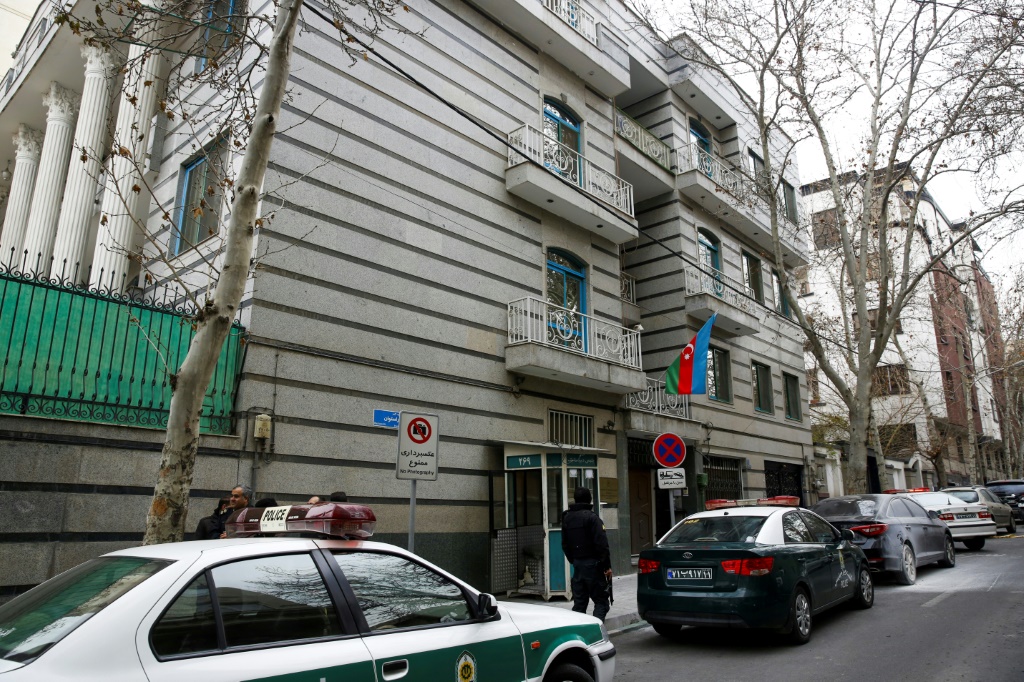    شرطيون يحرسون سفارة أذربيجان في طهران بعد هجوم في 27 كانون الثاني/يناير 2023 (ا ف ب)