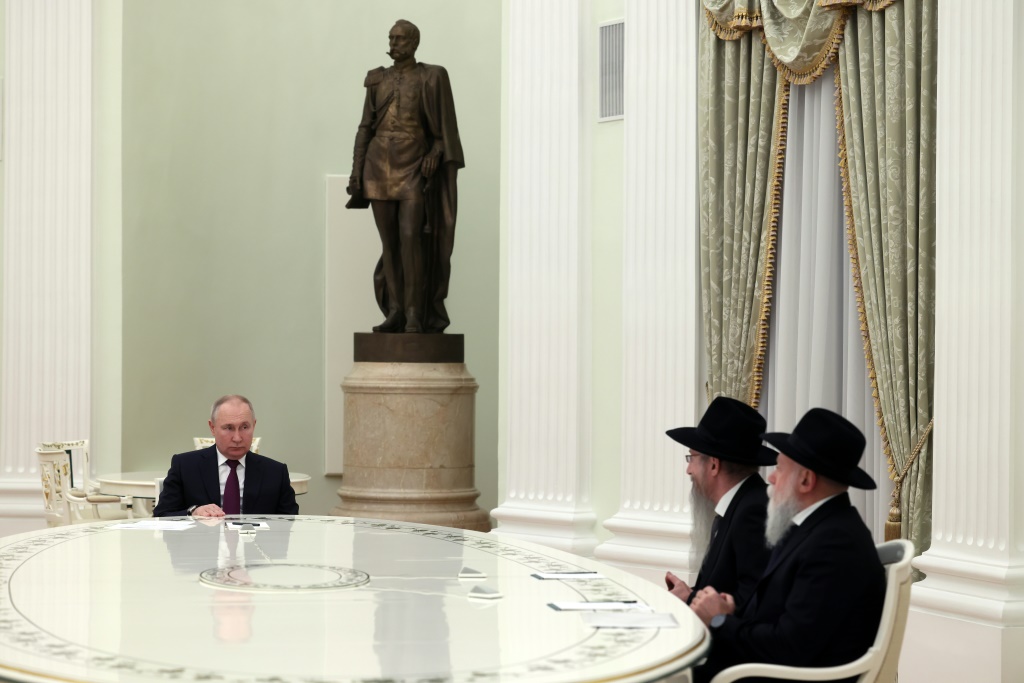    فلاديمير بوتين (يسار) يلتقي الحاخام الأكبر في روسيا بيريل لازار (2 يمين) ورئيس اتحاد الجاليات اليهودية ألكسندر بورودا في الكرملين (ا ف ب)
