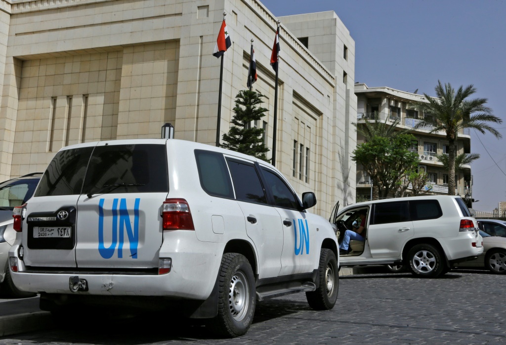 سيارة للأمم المتحدة خارج الفندق الذي نزل فيه خبراء من منظمة حظر الأسلحة الكيميائية (OPCW) في دمشق في 19 نيسان/أبريل 2018 (ا ف ب)