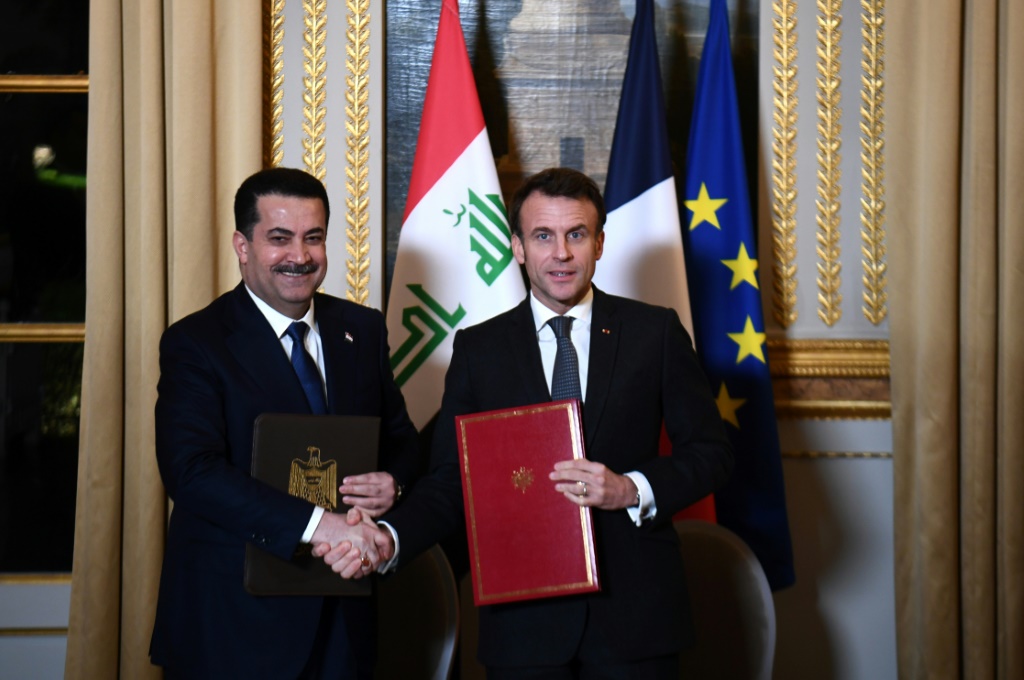 الرئيس الفرنسي إيمانويل ماكرون ورئيس الوزراء العراقي محمد شياع السوداني في قصر الإليزيه في باريس في 26 كانون الثاني/يناير 2023 (ا ف ب)