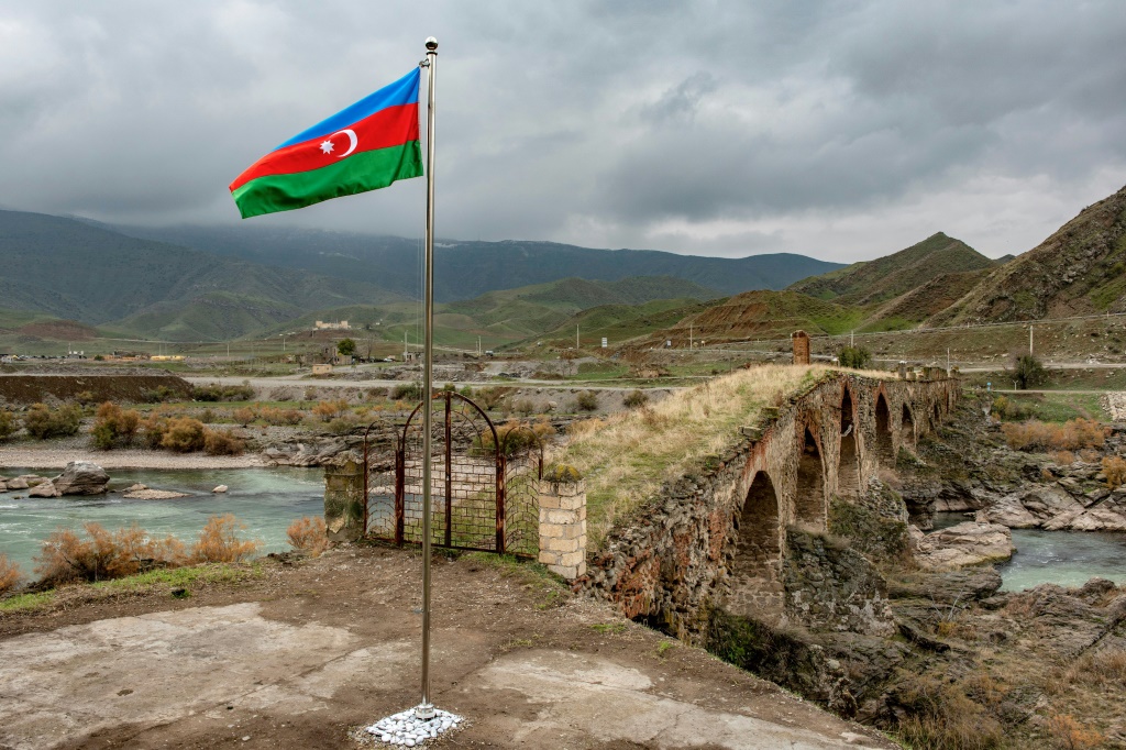 العلم الأذربيجاني في منطقة حدودية مع إيران بتاريخ 9 كانون الأول/ديسمبر 2020 (ا ف ب)