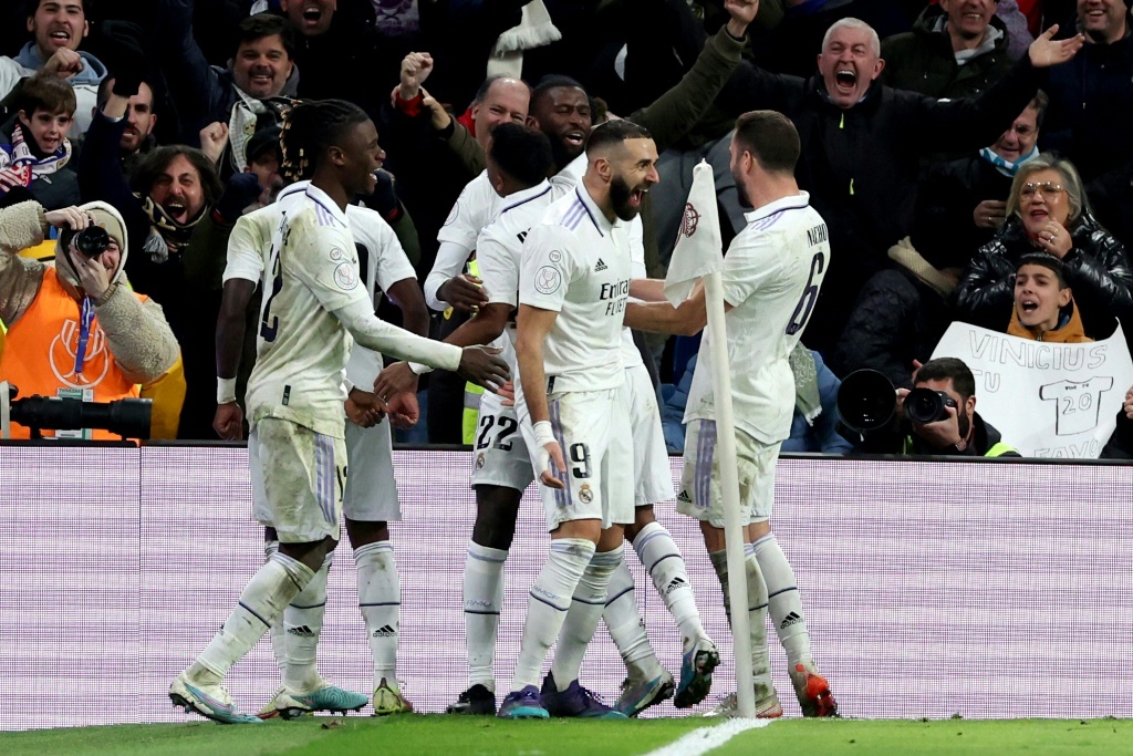الفرنسي كريم بنزيمة (الثاني من اليمين) يحتفل مع زملائه في ريال مدريد بعد التسجيل في مرمى أتلتيكو مدريد خلال ربع نهائي كأس إسبانيا لكرة القدم. مدريد في 26 كانون الثاني/يناير 2023 (ا ف ب)