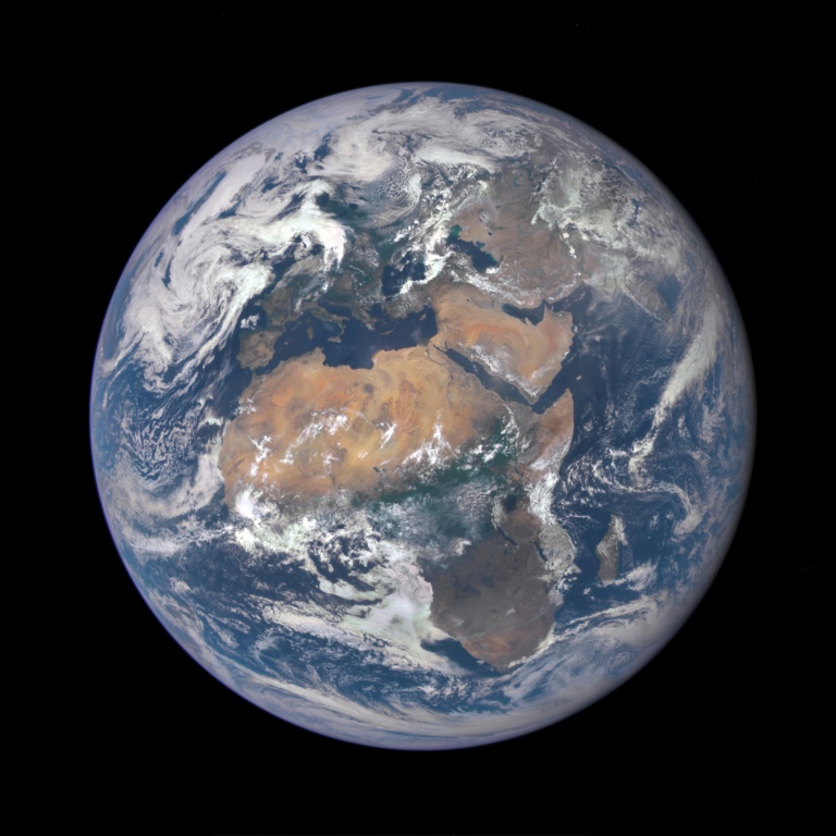 صورة لكوكب الأرض نشرتها وكالة الفضاء الأميركية ناسا في 29 تموز/يوليو 2015 (ا ف ب)