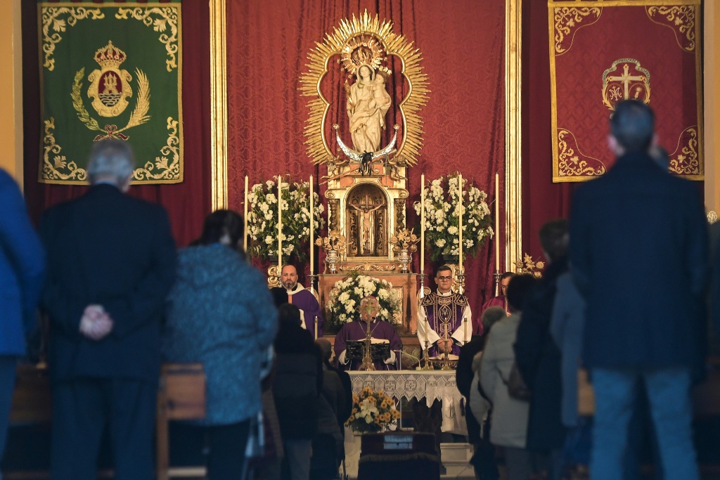 كنيسة "نويسترا سينيورا دي لا بالما" في إلخيسيراس في جنوب إسبانيا وقد توسّطها نعش الشمّاس الستّيني دييغو فالنسيا الذي قتل بساطور مهاجر مغربي أثناء قداس الجنازة في 27 ك2/يناير 2023 (ا ف ب)