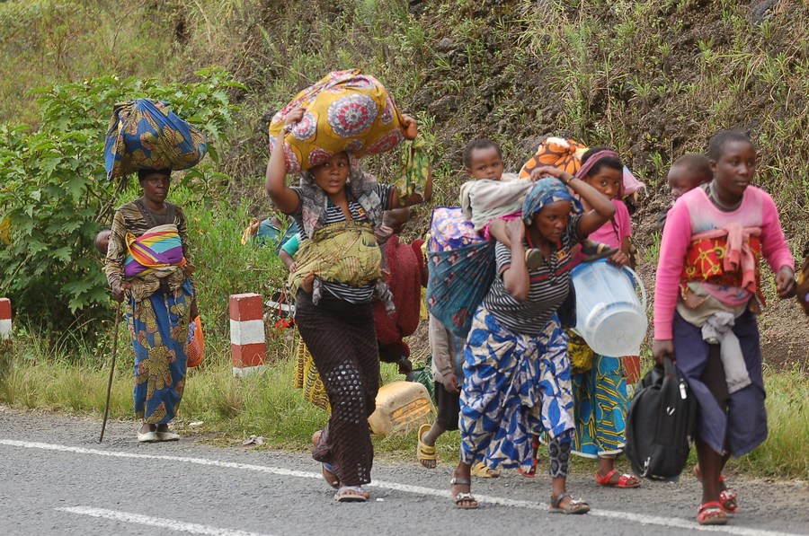صورة التقطت في 24 مايو 2022 تظهر عائلات أثناء فرارها من القتال بين الجيش ومتمردي حركة 23 مارس بالقرب من مدينة غوما، عاصمة مقاطعة نورث كيفو، في جمهورية الكونغو الديمقراطية. (شينخوا)