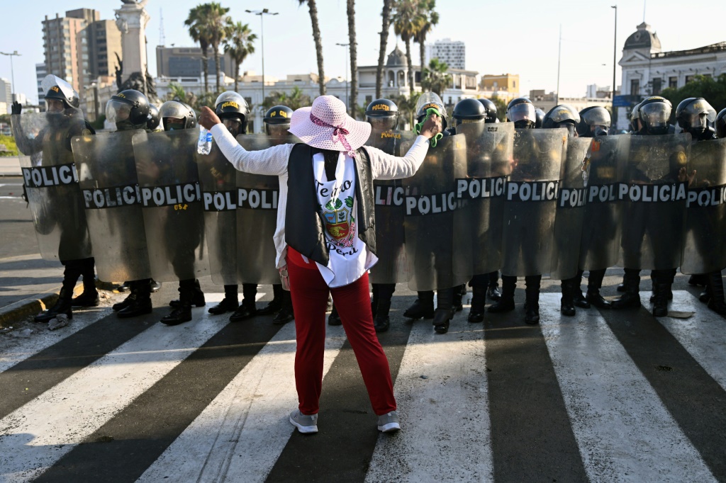 متظاهرة في مواجهة الشرطة في ليما (ا ف ب)