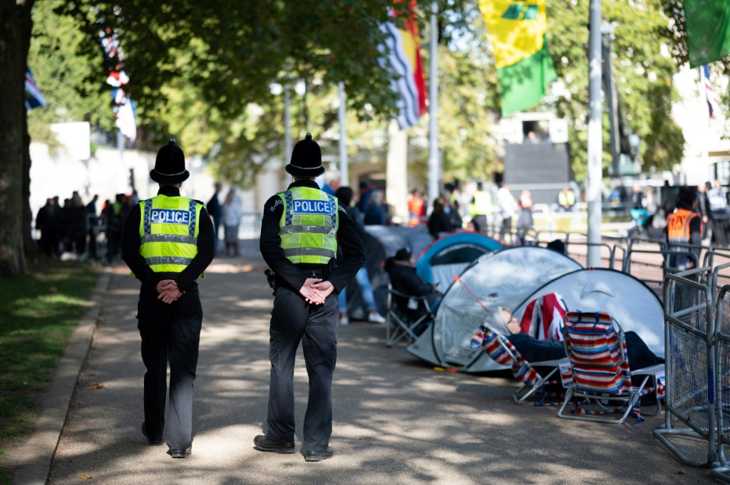 عنصران من الشرطة في العاصمة البريطانية لندن بتاريخ 18 أيلول/سبتمبر 2022 (ا ف ب)