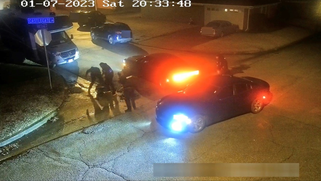 لقطة من فيديو صورته كاميرات مراقبة في أحد شوارع مدينة ممفيس بولاية تينيسي الأميركية في 27 كانون الثاني/يناير 2023 تظهر عناصر من الشرطة ينهالون بالضرب على تايري نيكولز (ا ف ب)